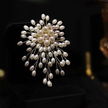 高档手工编织珍珠胸针女高级感轻奢胸花小众设计别针饰品配饰批货