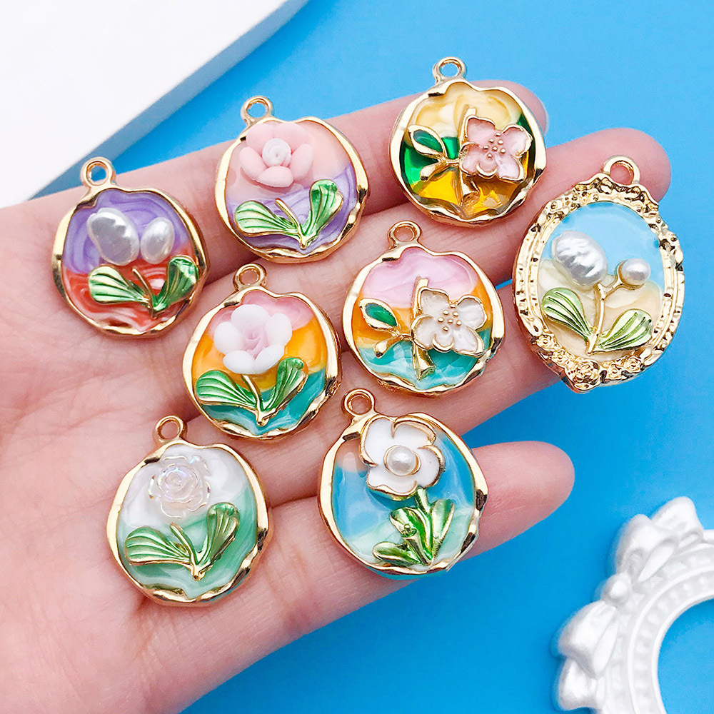 Colgante ovalado con flor y perlas estilo elegante