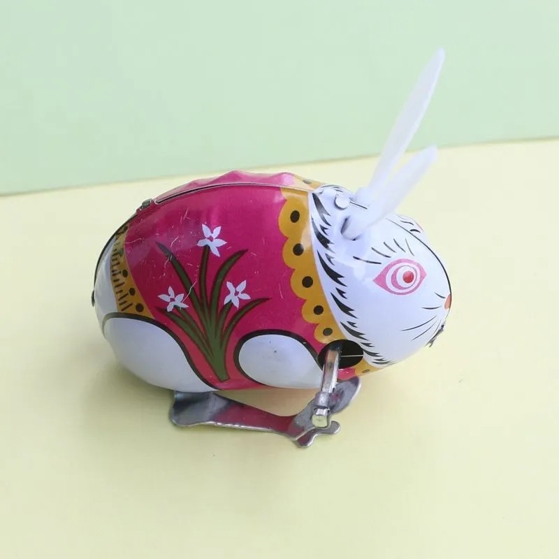 ブリキのカエルのおもちゃのカエルのおもちゃの子供のプレゼントのぜんまいの上でチェーンを跳んでカエルの動物を跳んで80後に懐かしいです。|undefined