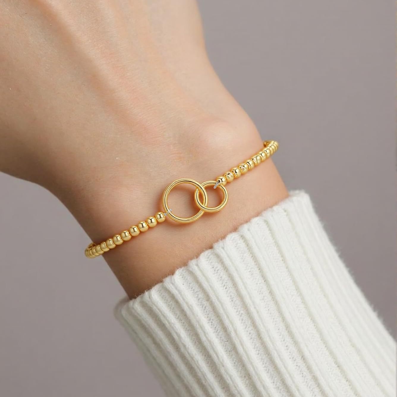 Bracciale con perline dorate nodo a cuore e anelli geometrici_voghion.com