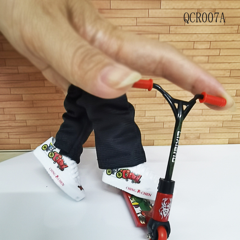 【QCR007A】검은색과 빨간색 스쿠터 + 검은색 바지 + 신발