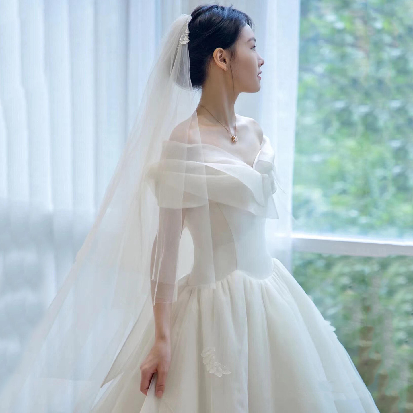 Vestido de novia estilo francés 2025, nuevo modelo, con textura de alta calidad para mujeres embarazadas de baja estatura, hombros descubiertos con cola larga D96