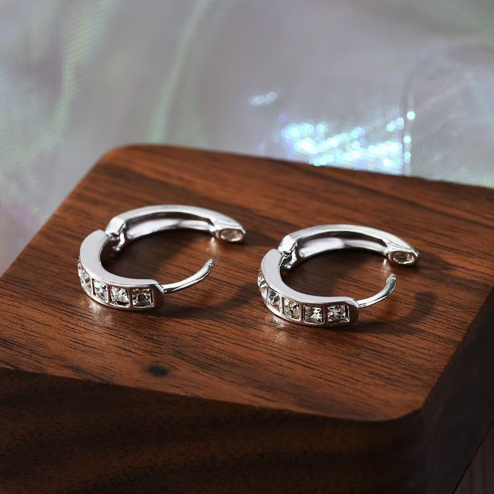 Orecchini a cerchio premium con zircone quadrato design elegante_voghion.com