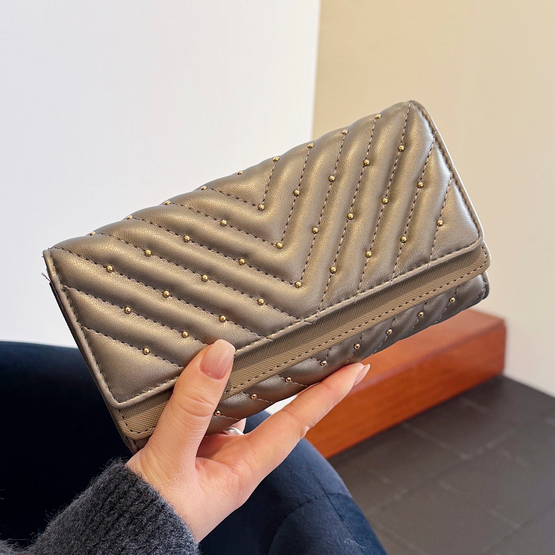 2025新款女式手拿钱包时尚复古潮铆钉菱格两折日常百搭多功能钱夹