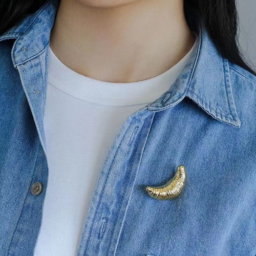 Fever-style horn bag brooch for women, suitable for all seasons, temperament, stereoscopic and cute, new fashion and personalized brooch.