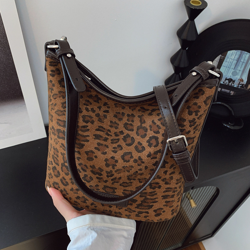 Niche Zhong esmaltado leopardo bolso de cubo para mujeres 2025 nuevo alta sensación de brazo de hombro bolso de transporte universal