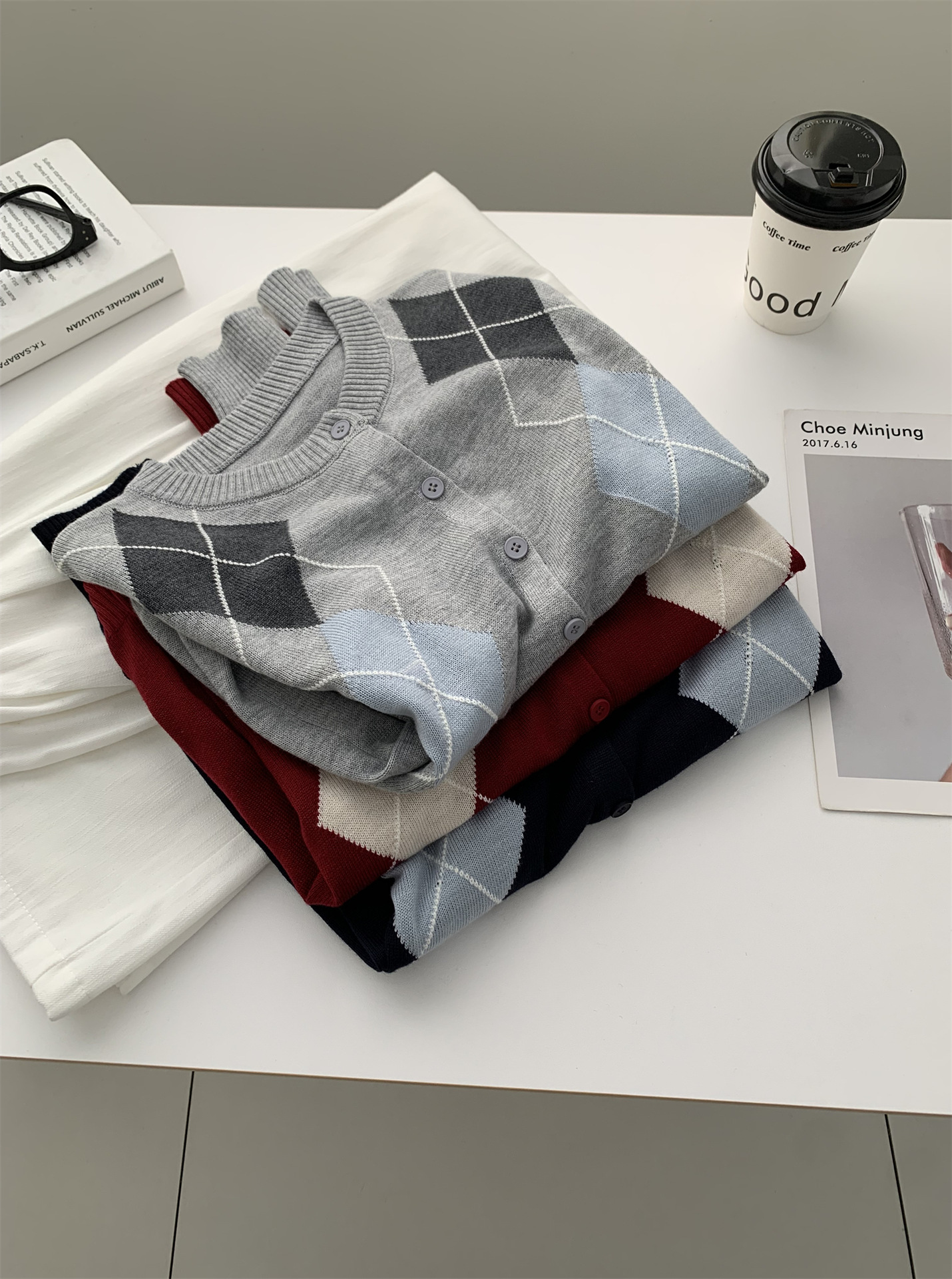 Graei Series Retro Color-Blocked Diamond-Patterned Knitted Cardigan for Women, Delicate and Soft Wool Round-Neck Thin Sweater Jacket, Early Spring Style