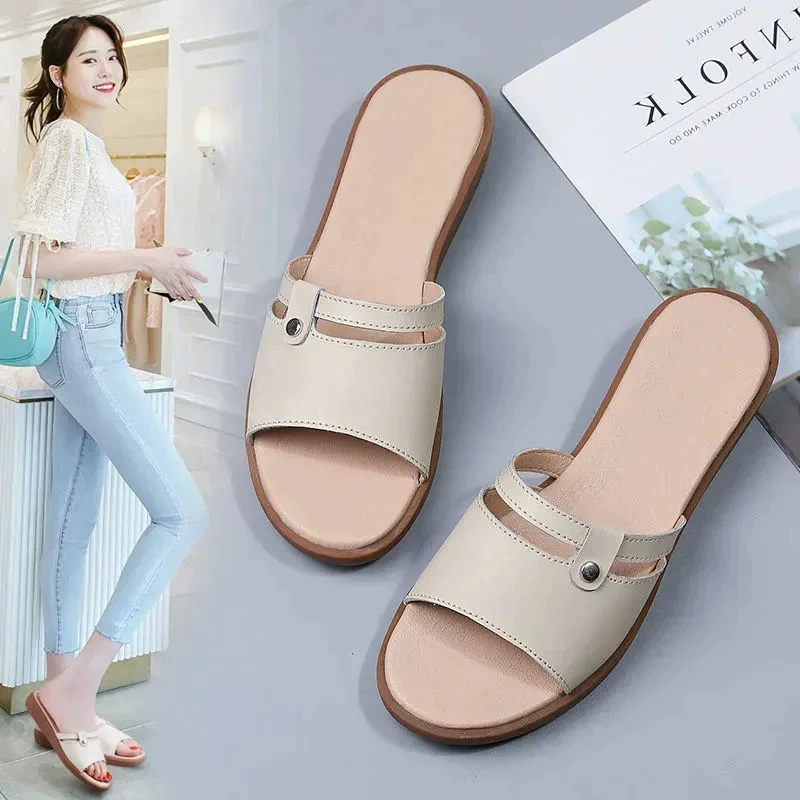 Сандалии для женской верхней одежды, новинка 2025 года, летние туфли на плоской подошве, нескользящая обувь для мам среднего и пожилого возраста, женские мягкие кожаные тапочки среднего возраста