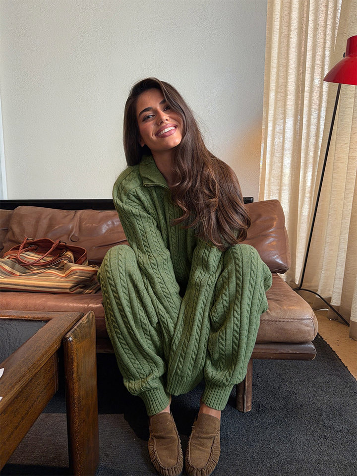 Bộ hai món nữ áo len cardigan cổ bẻ khóa kéo phối quần dài ống đứng, form rộng — Bộ hai mảnh áo len màu hồng, Bộ hai mảnh áo len màu sô cô la, Bộ hai mảnh áo len màu xanh ô liu, Bộ hai mảnh áo len màu xám