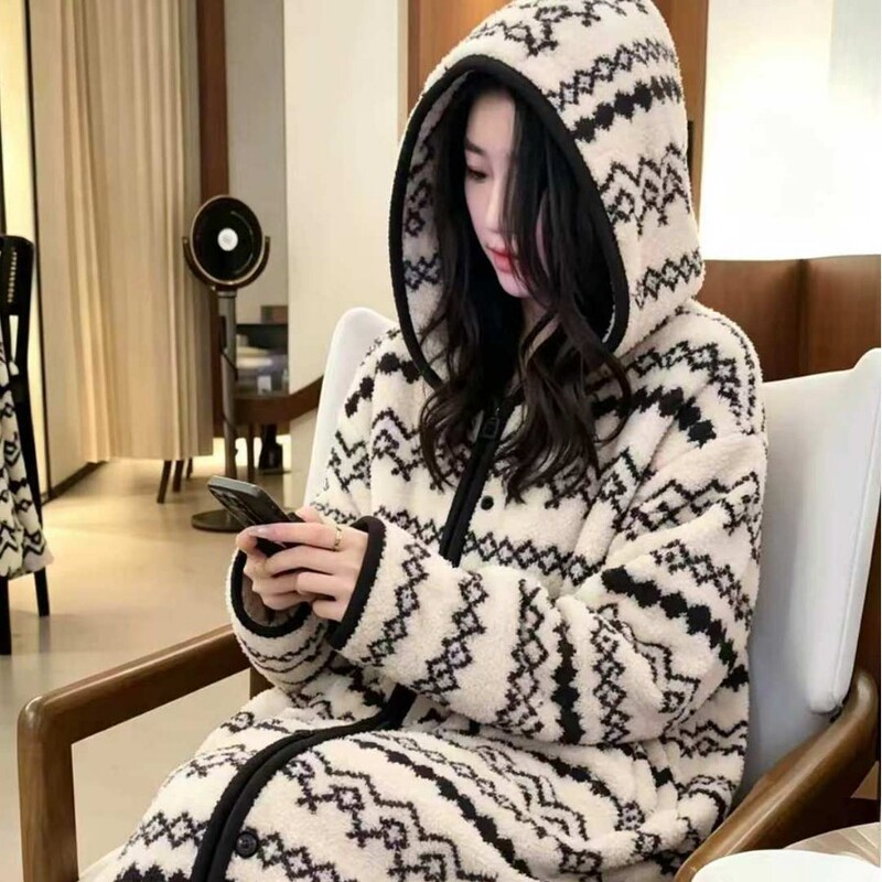 【Walking in Bed】Women's Winter Long-Sleeve Nightgown with Snowflake Design, Light Luxury and Lazy Style Loungewear, Can Be Worn Outside, Coral Fleece