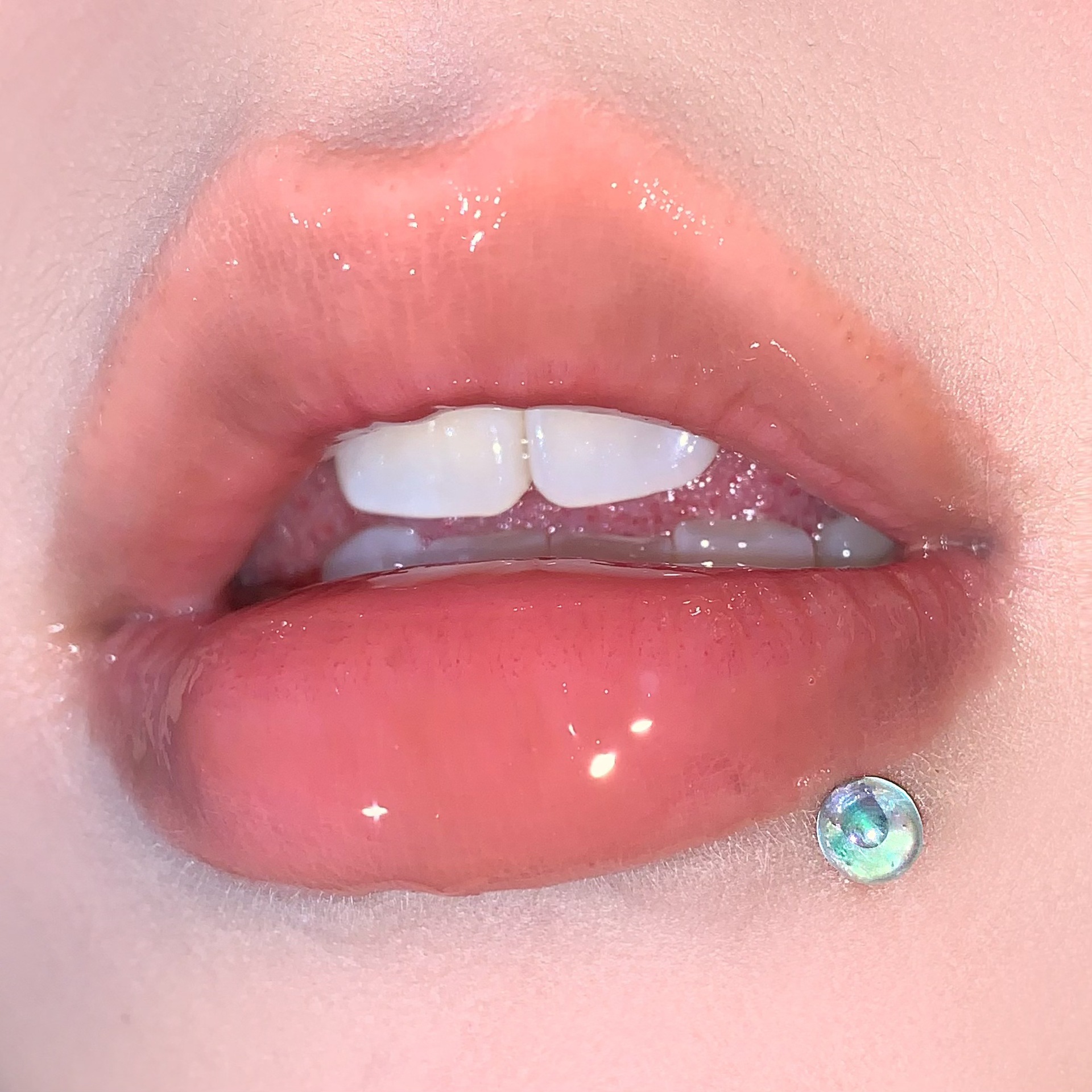 New Fine Glitter Laser Small Bulb Lip Piercing, Hot Girl Style Titanium Steel External Thread European And American_voghion.com