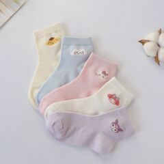 子供の靴下綿の女の子の夏の薄いタイプのネットの目の中の筒のソックスの女の子のサンリオの漫画は汗の通気性の靴下を吸います。