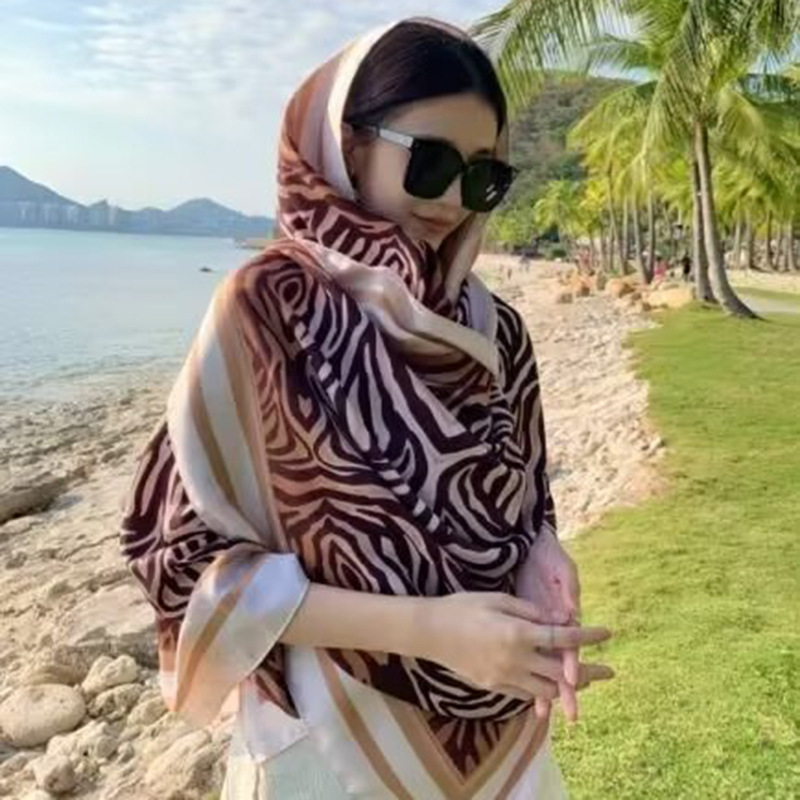 Sopa de satén de twill para mujeres 2025 bufandas de viento nacional de verano tibetanas bufandas de seda protector solar lago Qinghai turismo foto toalla de playa