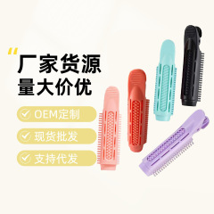 頭上の髪の根がふわふわしています。