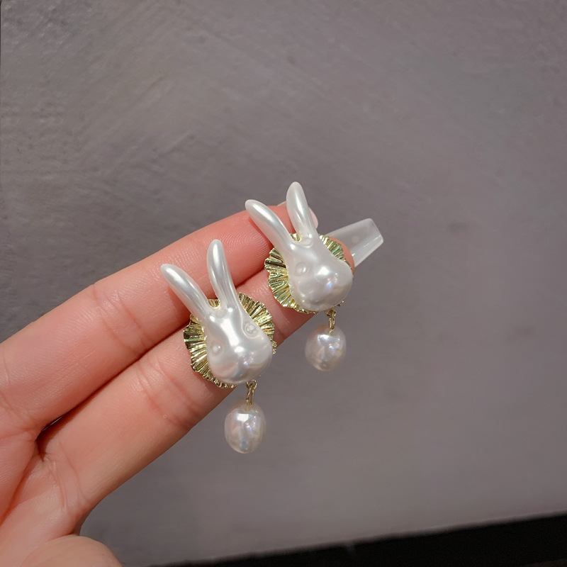 Fashion Pearl Pendant Rabbit Alloy Stud Earrings display picture 4