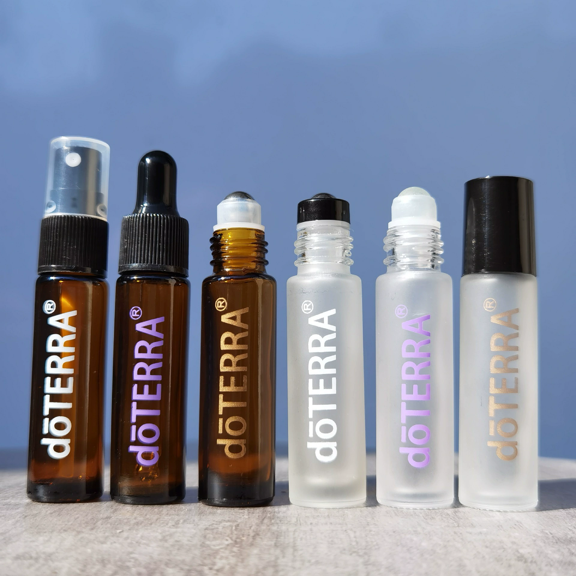 В наличии: эфирное масло doTERRA, флакон-роллер 10 мл, флакон-капельница, распылитель с 16 зубцами, стеклянный коричневый пустой флакон, роллер-головка