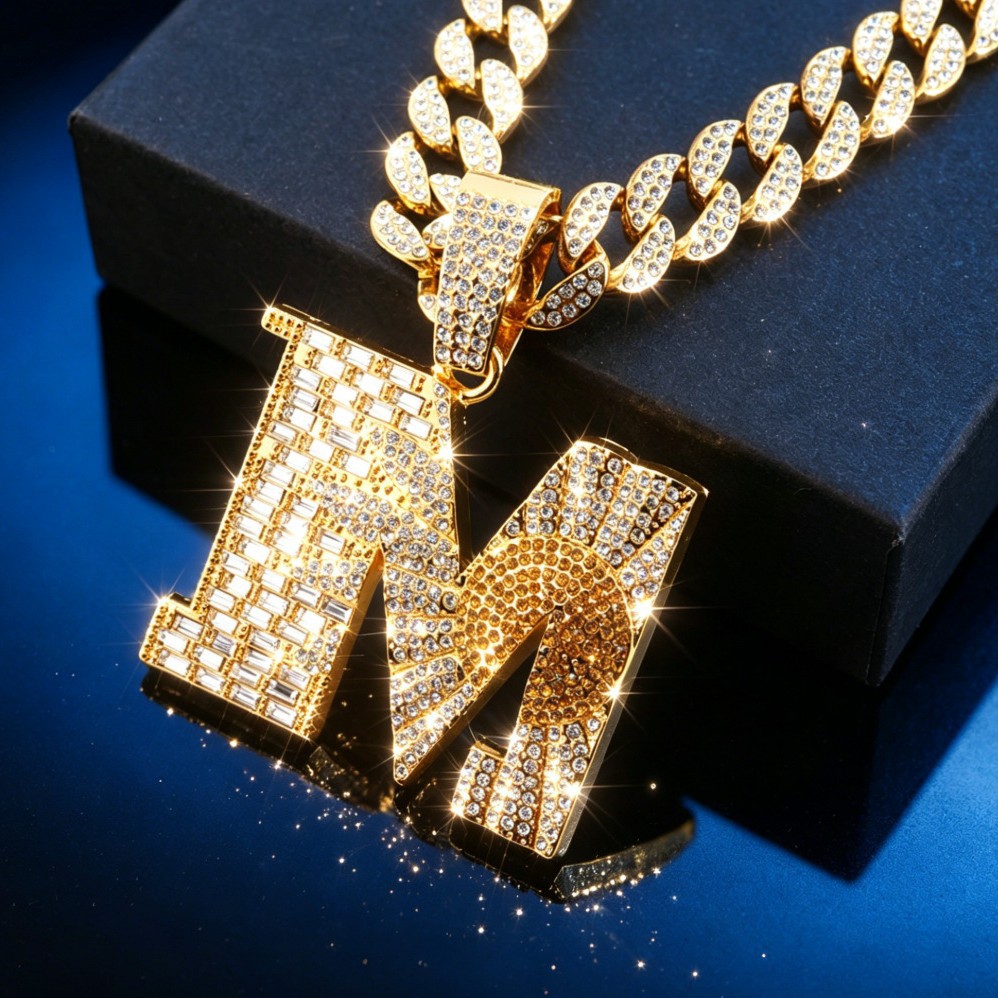 Venta caliente transfronteriza M Little Daisy Colgante knowknow mismo estilo Alloy Full Diamond Alfabeto inglés Hip Hop Colgante al por mayor