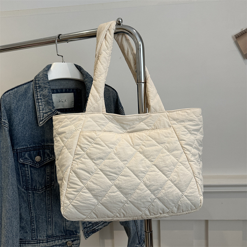 Bolso de tela de nylon bolso de mujer gran capacidad otoño / invierno 2024 nuevo bolso de hombro casual bolso de viaje de diamante