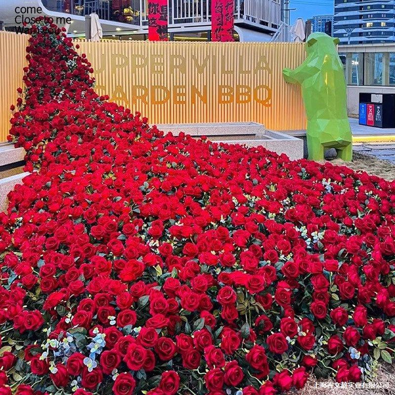 Topa de veludo rosa cascada flor falsa diseño de fondo pared red perforación roja decoración de rosa pared de cártamo del centro comercial