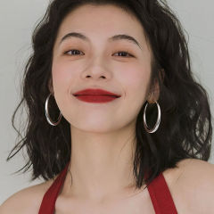 925 シルバーラージサークルプレーンフープイヤリング 2025 新しいシンプルな人気のイヤリング女性のための多用途ニッチハイエンドイヤリング