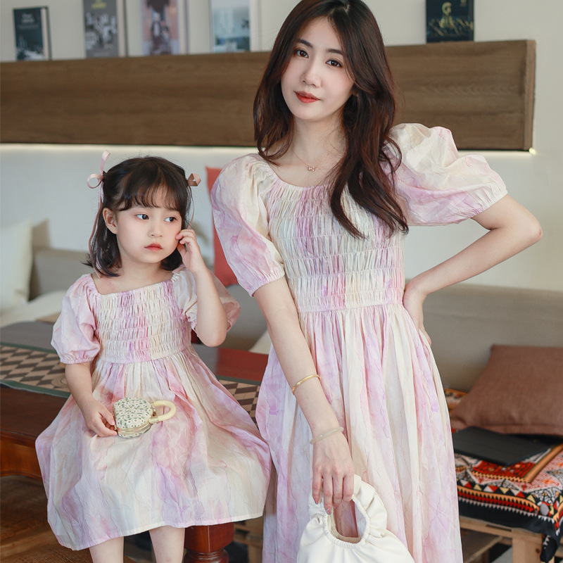 Matching short-sleeved mother-daughter dresses, 2024 summer new style, pure cotton, fashionable Korean style, slim waist, flattering girls' dresses.