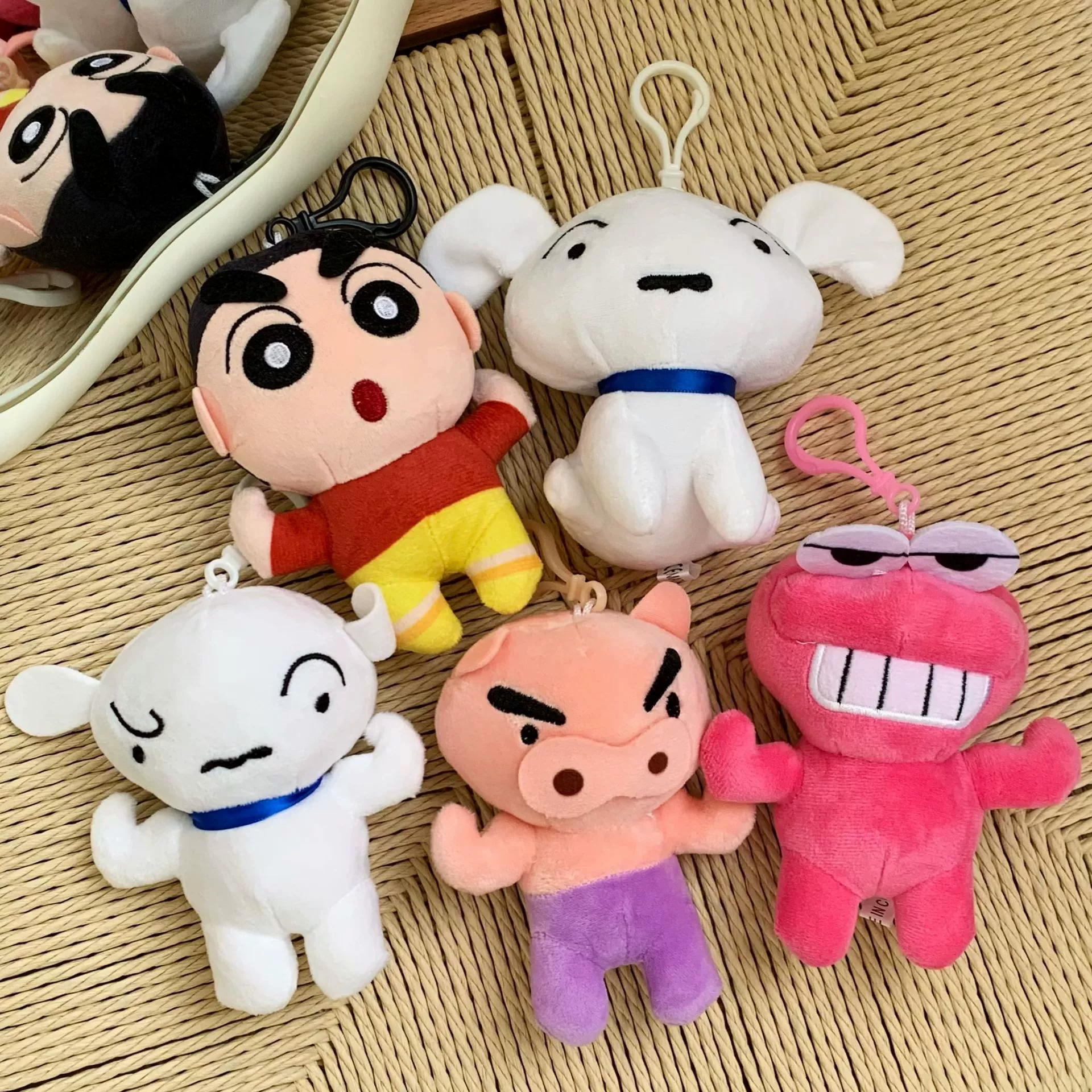 Пятно 4-дюймовый карандаш Crayon Crayon Shinkan Маленькая белая собака брелок Маленькая подвеска тряпичная кукла плюшевая игрушка кукла