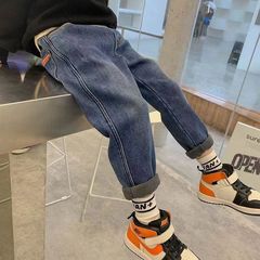 子供服の男の子と子供のベルベットのジーンズ秋冬金2024新サイズの子供のファッションズボンのファッション子供のズボンのファッション