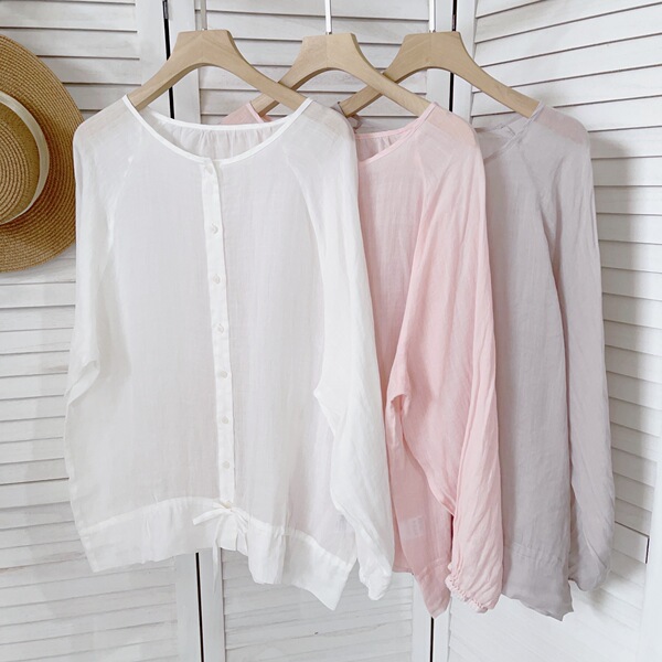 Retro shirt with a round collar