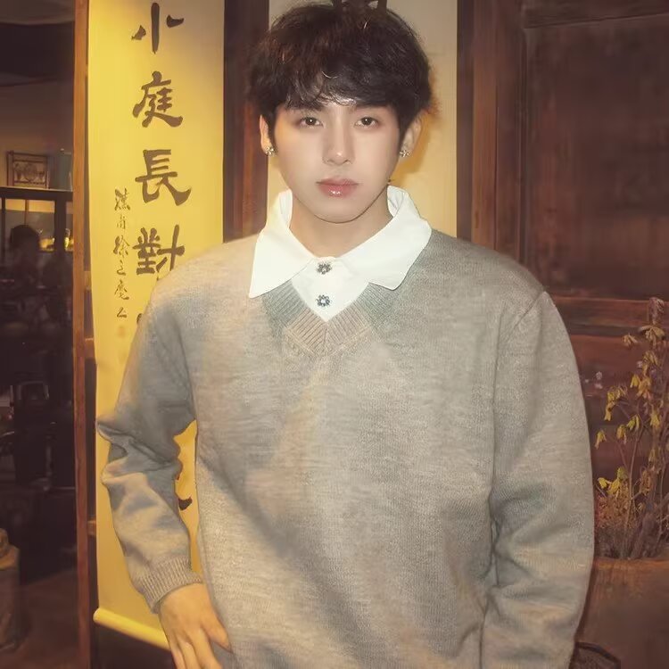 High-Intelligence Style Outfit with a Faux Two-Piece Collar Sweater, American-Style Old Money Vibe, Gray Knitwear for Men, Autumn and Winter, Lazy Style
