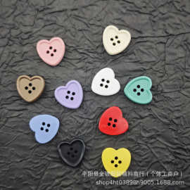 爱心塑料彩色喷漆四眼纽扣 儿童服装外套毛衣扣子DIY桃心钮扣直供