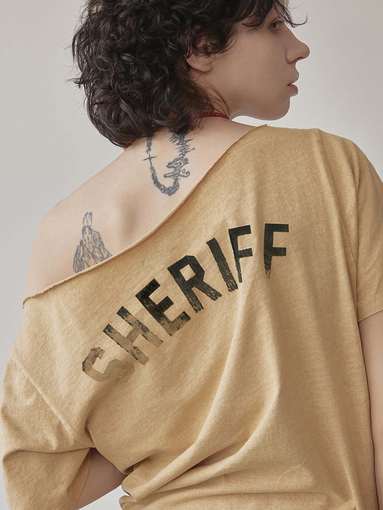 スポットジンヒョナ同風オフショルダー馬プリントTシャツ2025夏レディースルーズ半袖トップススカルプト*r