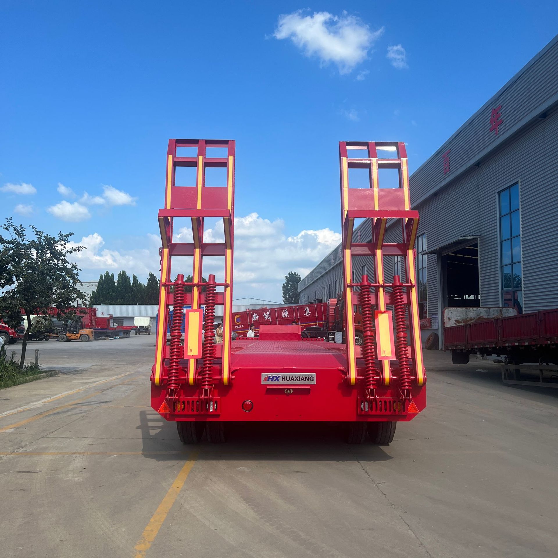 Source Factory Supplies Wholesale Heavy-Duty Low-Bed Engineering Machinery Trailers and Semi-Trailers to Southeast Asia, Middle East, and Africa