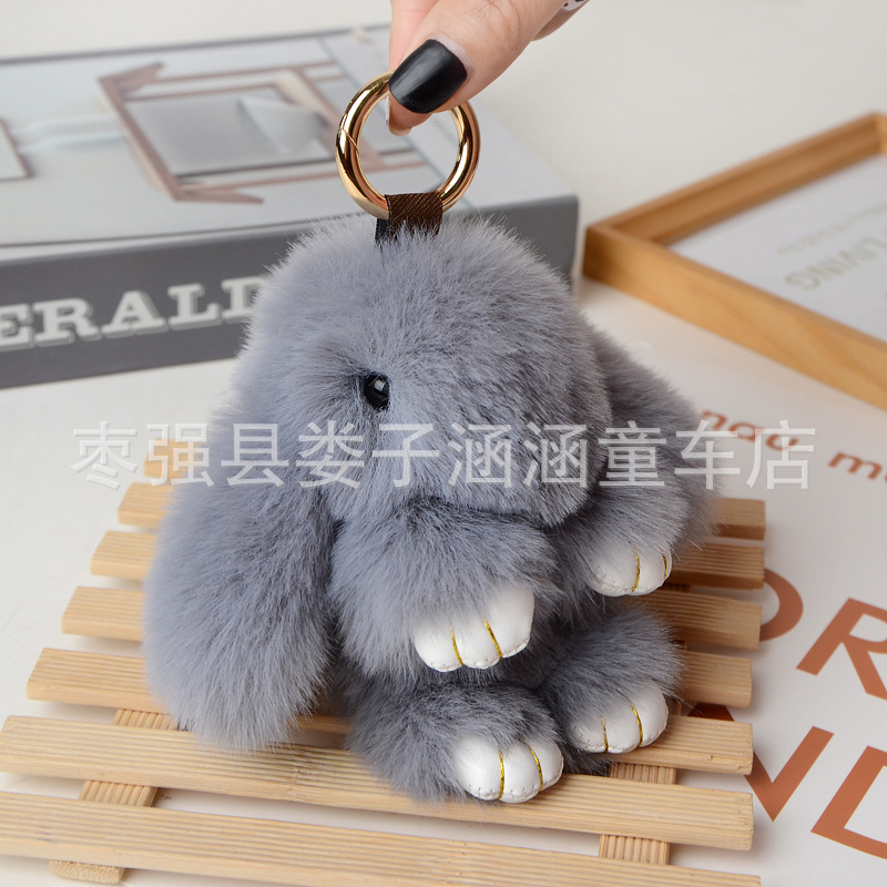 萌えウサギは死んだウサギのストラップを装っています。