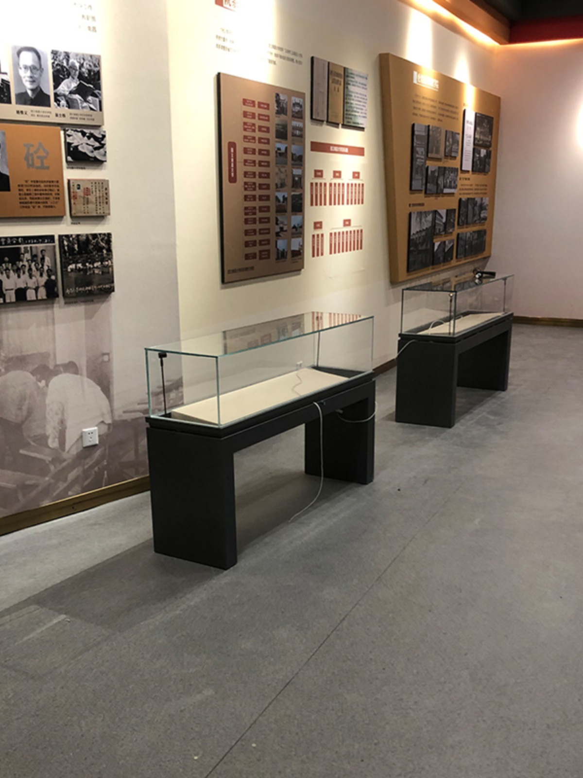 博物馆展示陈列柜展厅产样品柜台古董荣誉奖牌收藏品玻璃柜子