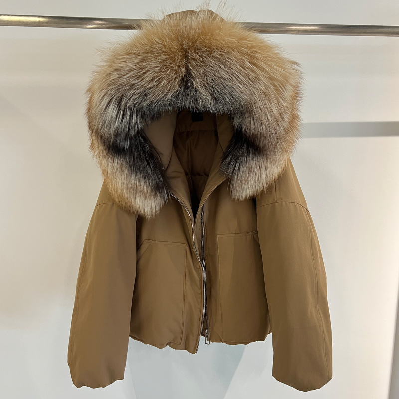 Loose-fitting, short down jacket for women, featuring a thick, natural fox fur collar, a casual hooded design, and a trendy new style Loose-fitting, short down jacket for women, featuring a thick, natural fox fur collar, a casual hooded design, and a trendy new style