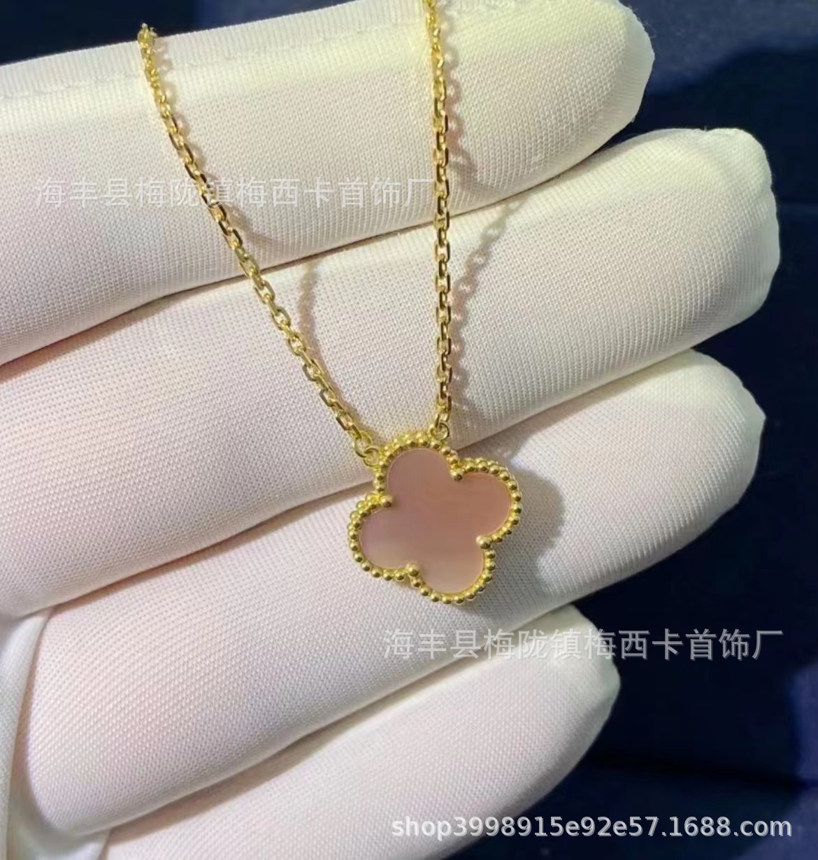 Alta edición V collar de trébol de la suerte de oro sola flor colgante de cadena de clavícula de doble cara gruesa de oro real galvanoplastia ventas directas de la fábrica