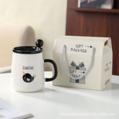 シンプルな陶磁器カップ蓋付きスプーン高颜値クジラマグカップ卸売りギフトオフィスカップ