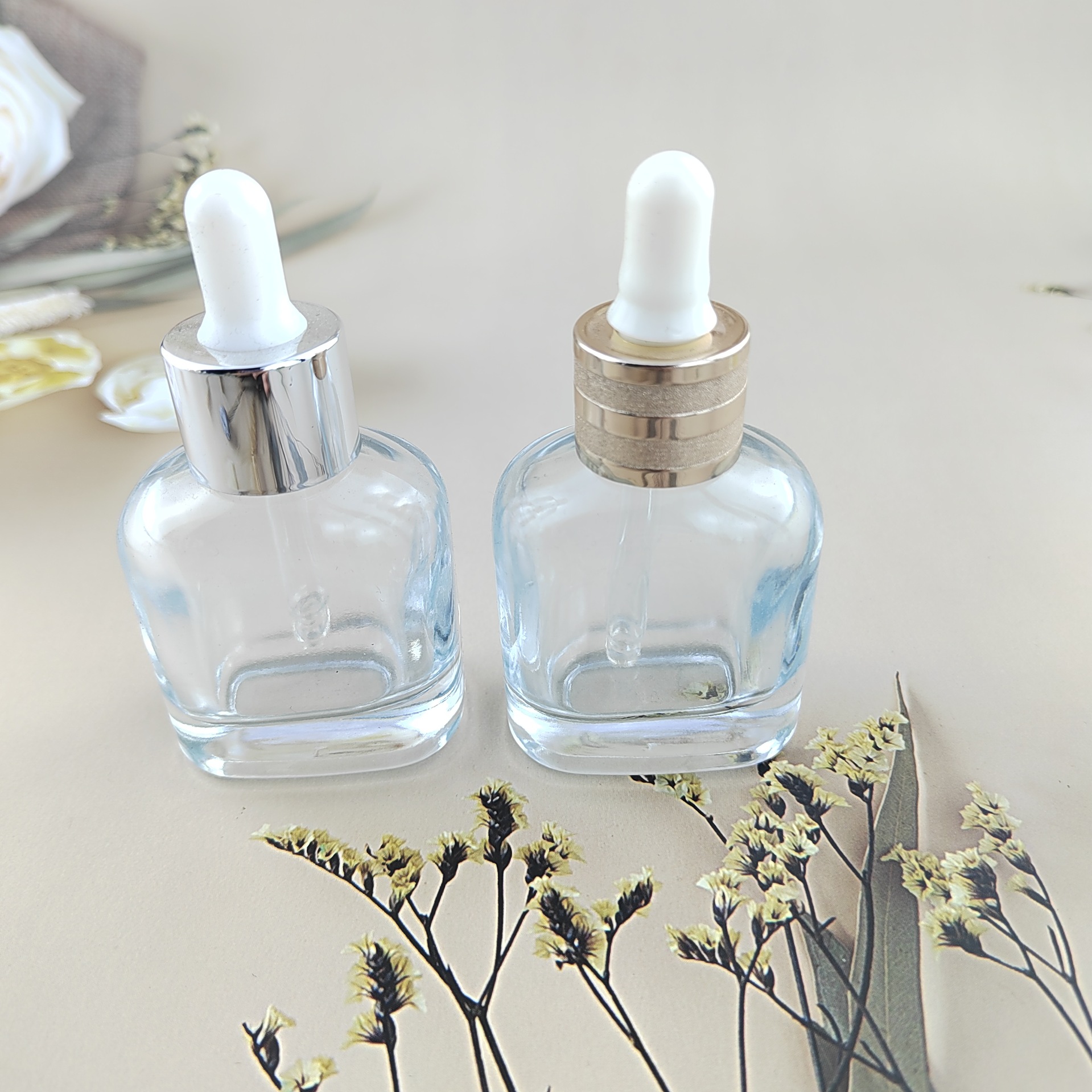 新品 工厂现货供应 30nl精华液瓶 扁圆玻璃瓶可磨砂喷色丝印logo