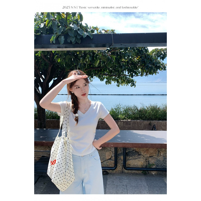 Лето 2025 г., светло-синяя женская футболка с плиссированной талией, обычными плечами, короткими рукавами, небольшими развевающимися рукавами и V-образным вырезом, сексуальный топ, открывающий ключицу.