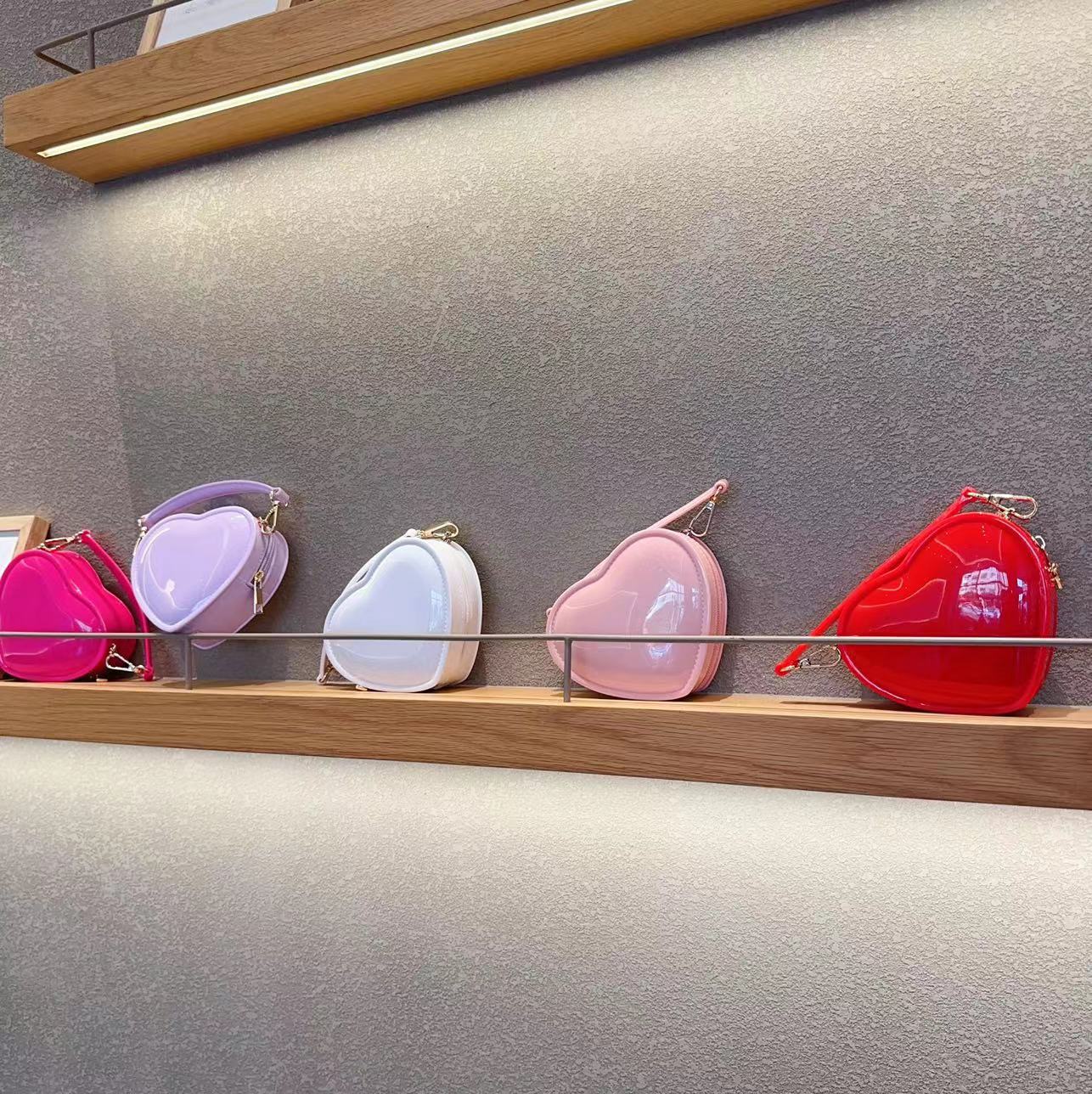 120g Weight Zipper Closure Type Single Shoulder Strap Strap Type Handbag Bags Type Casual, Daily, Shopping Occasion PVC Material Heart Shape Pattern All Seasons Season Women's Gender Elegant Style Heart-shaped Shape Mini Size Women's Mini PVC Heart Shape Elegant Heart-shaped Zipper Handbag 无