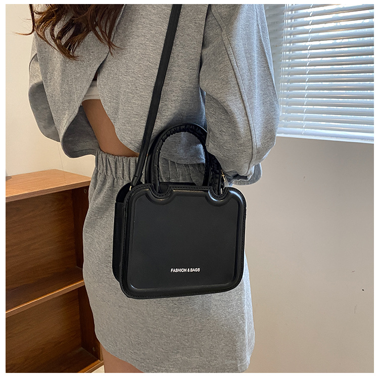 New Fashion Solid Color Portable Square One-shoulder Messenger Bag19.5*16.5*6.5cm display picture 1