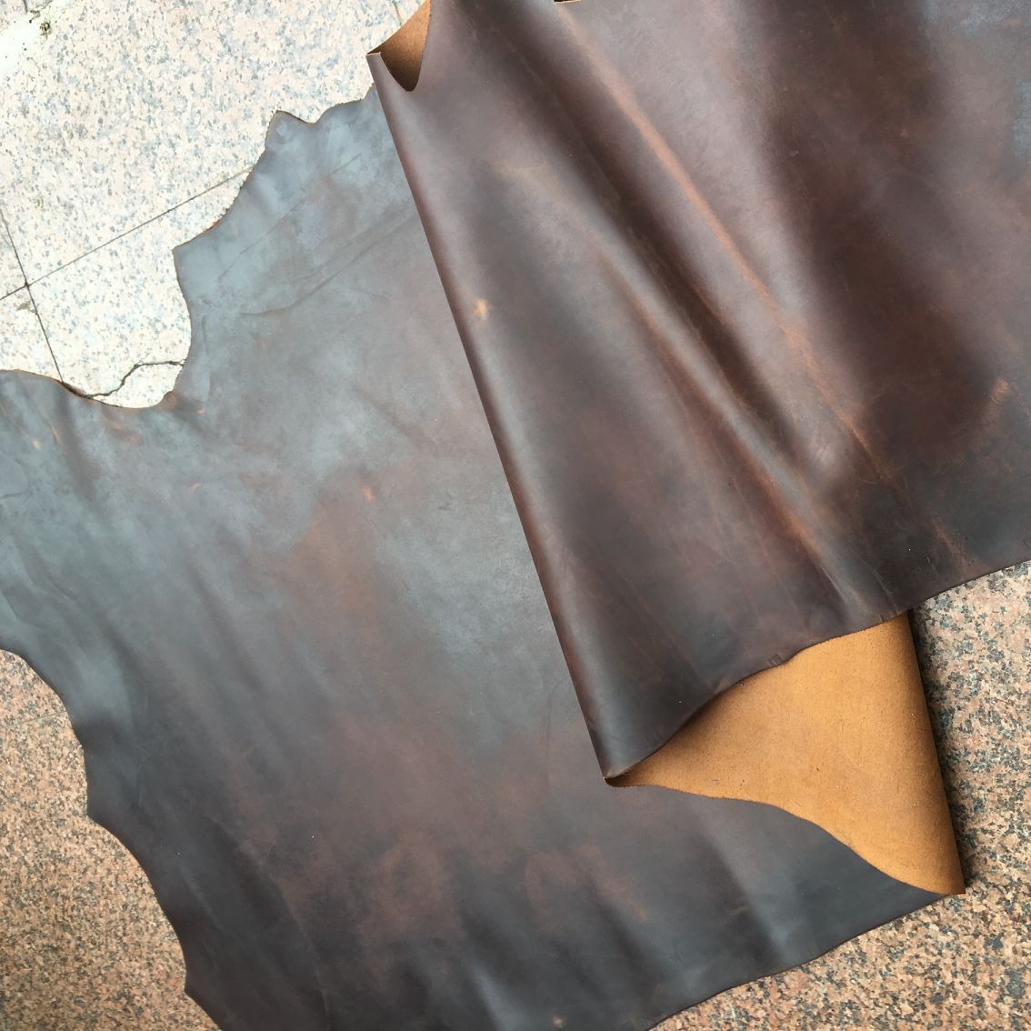 头层疯马牛皮，双色皮料，红棕色