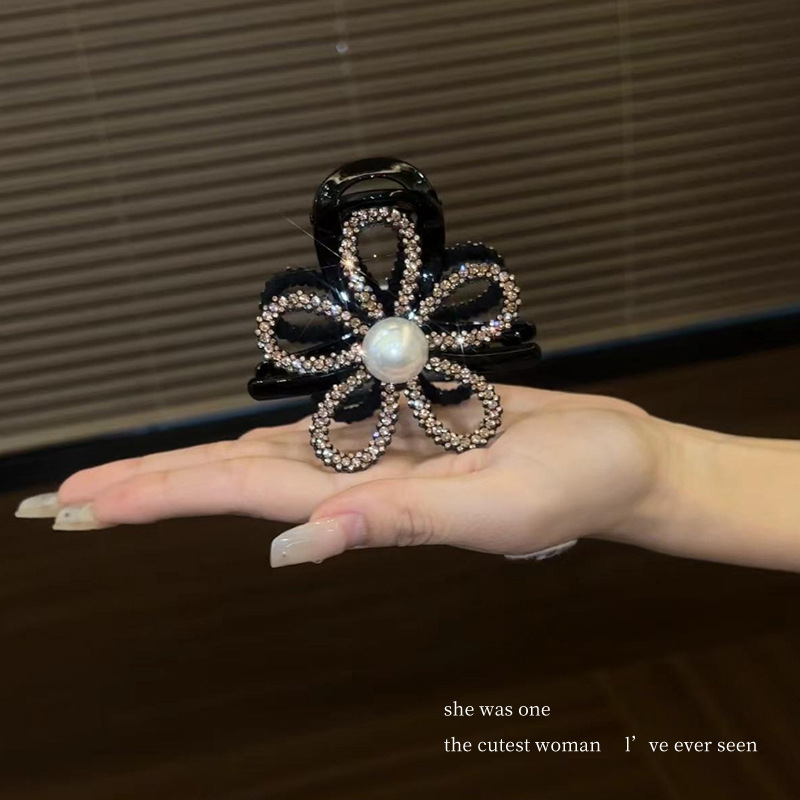 韓国版の透かし彫りの花は高い馬尾を挟んで固定して後頭部のサメを挟みます。|undefined
