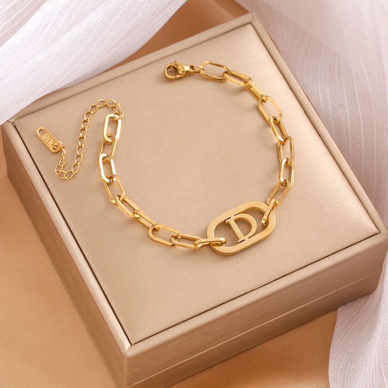 Pulsera de trébol de acero titanium vendedora caliente transfronteriza europea y americana con incrustaciones de concha pulsera colgante pulsera de diseño avanzado sin desvanecimiento al por mayor