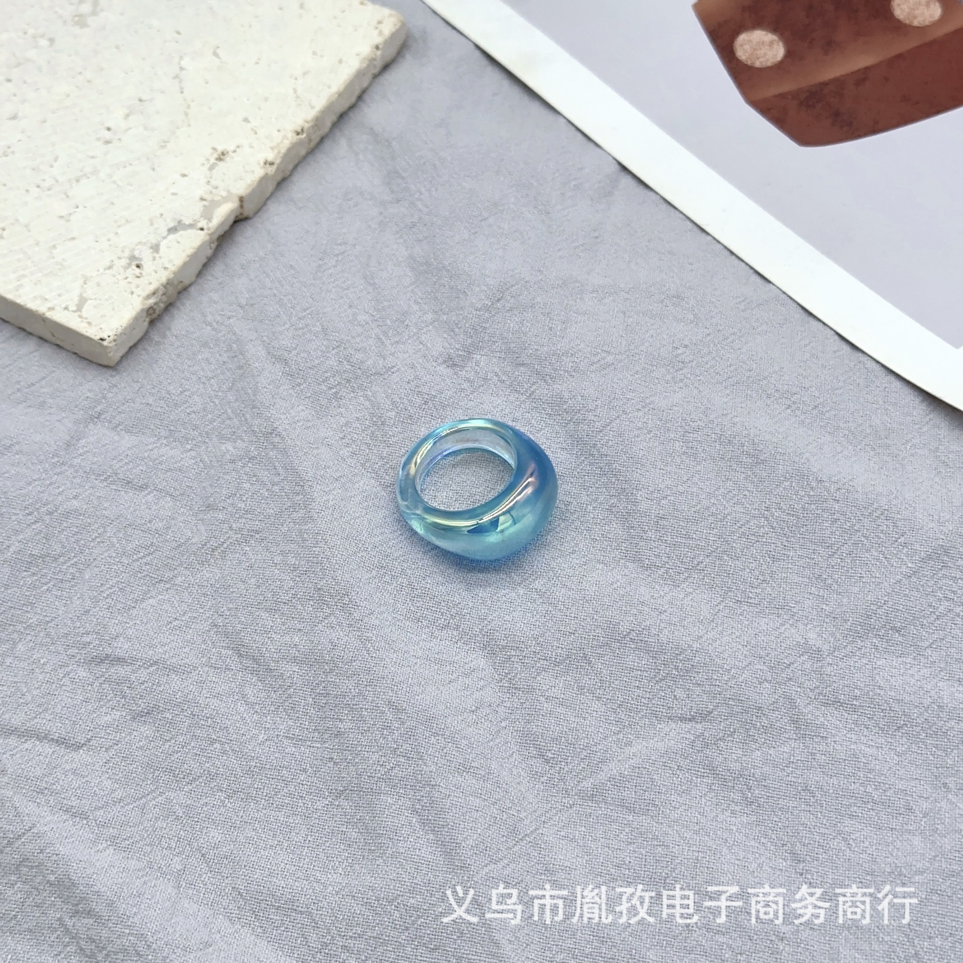 Nuevo japonés y coreano ins estilo neto rojo retro colorido resina acrílico anillo de las mujeres de moda simple estilo frío anillo