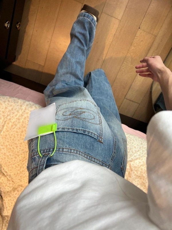 アメリカンスタイルのゆったりとした小柄な女性向けストレートデニムパンツ、デザイン性のあるウォッシュドブルー、ハイウエストで細見え効果のあるワイドレッグロングパンツ|undefined