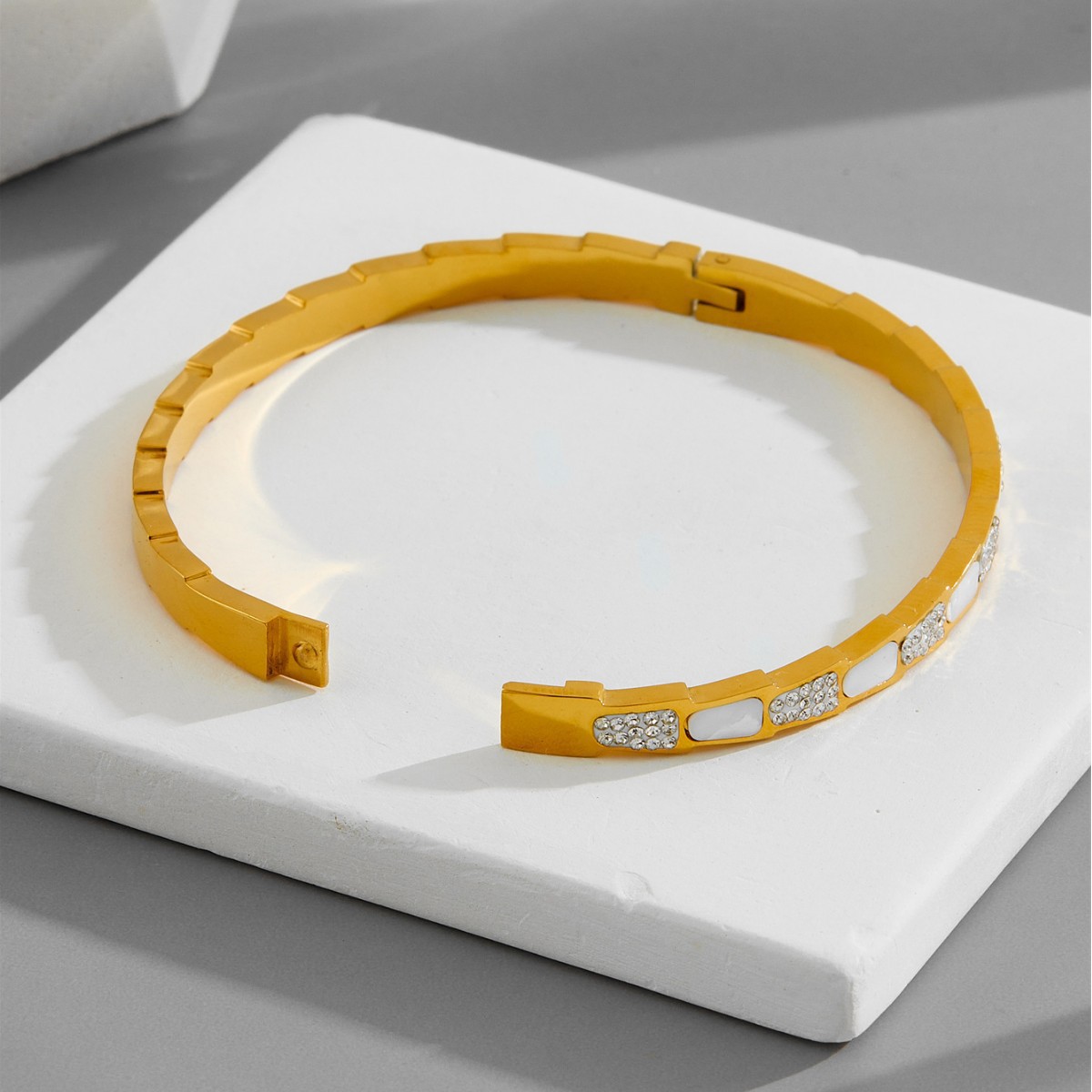Brazalete de oro de color blanco de lujo ligero nicho chapado en oro transfronterizo nuevo no decolor exquisito brazalete de acero de titanio de apertura para niños
