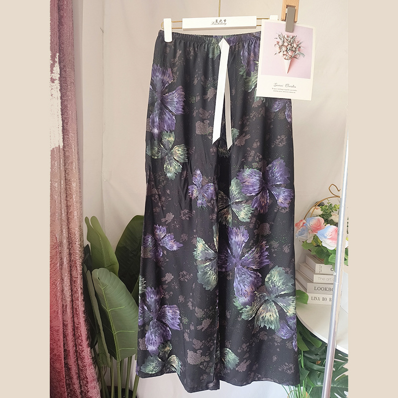 검은 바탕에 큰 꽃