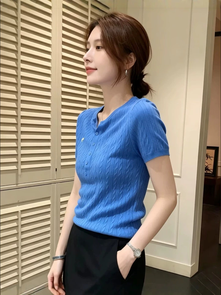 Áo thun ngắn tay nữ cổ tròn, phom ôm, họa tiết thêu hoa văn nổi — Màu xanh da trời