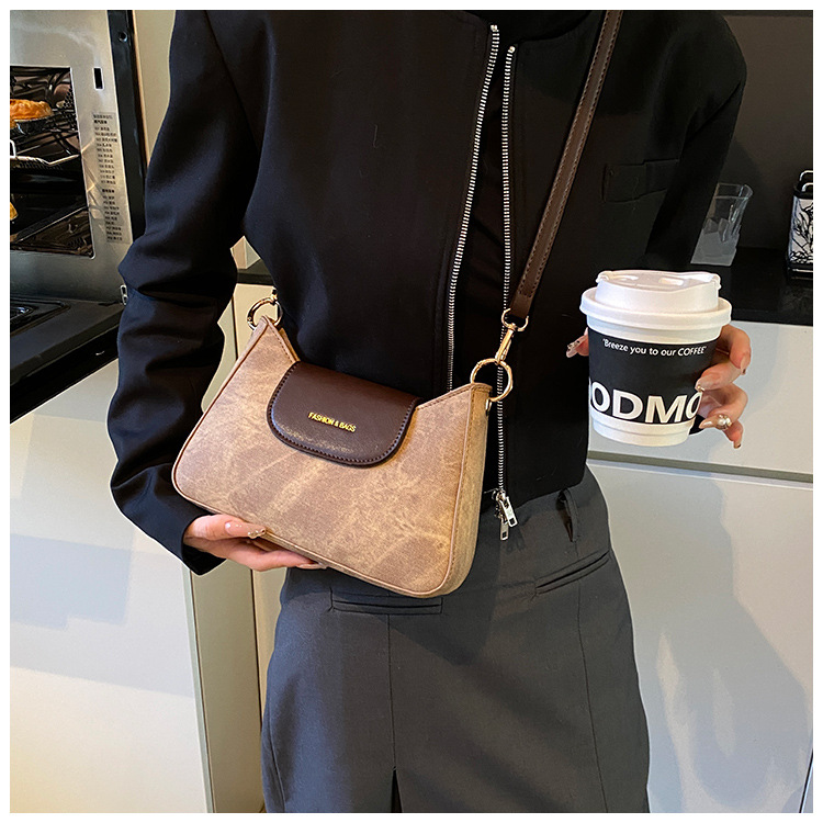 This year, new fashionable and trendy women's bags, casual crossbody underarm bags, commuting single-shoulder women's bags, and small square bags are in vogue undefined